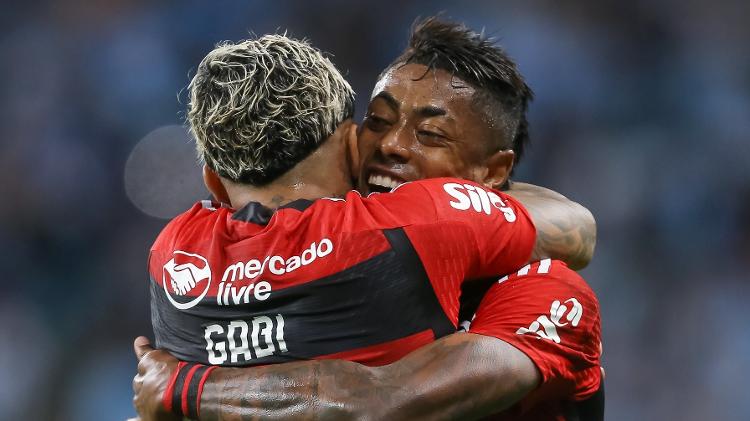 Gabigol e Bruno Henrique se abraçam após gol do Flamengo sobre o Grêmio