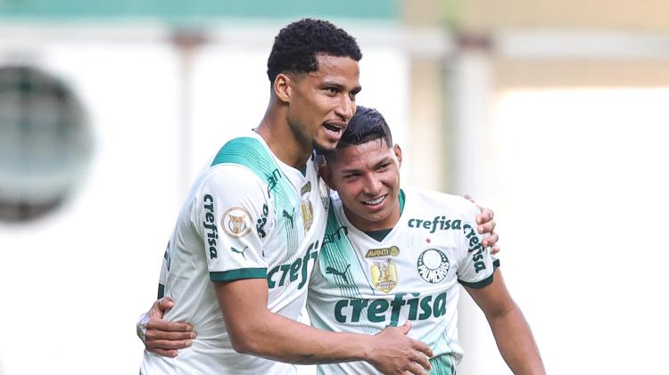 Murilo e Rony comemoram gol do Palmeiras sobre o América-MG em jogo do Campeonato Brasileiro