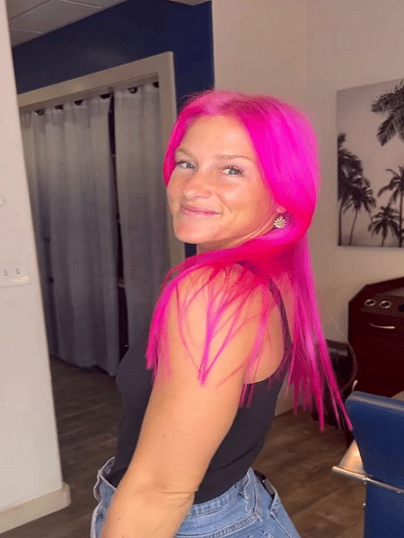 Tati Weston-Webb mostra novo cabelo rosa pink