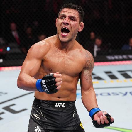 Rafael dos Anjos comemora sua vitória sobre Bryan Barberena no UFC Fight Night, em dezembro de 2022