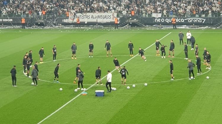 Treino aberto do Corinthians teve roda de bobinho no meio do gramado da Neo Química Arena