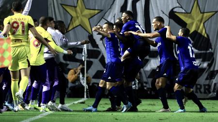 Cruzeiro vence o Santos na Vila e afunda ainda mais o rival no Z-4