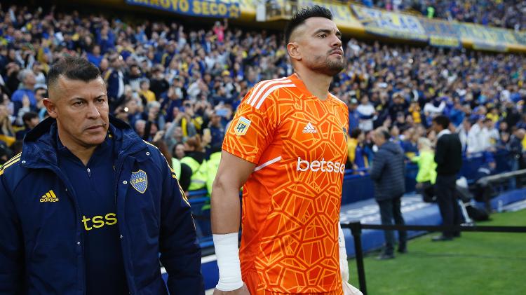 Jorge Almiron e o goleiro Sergio Romero entram em campo na La Bombonera para uma partida do Campeonato Argentino