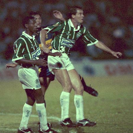 Amaral e Antonio Carlos, do Palmeiras, em jogo contra o Boca Juniors pela Libertadores de 1994
