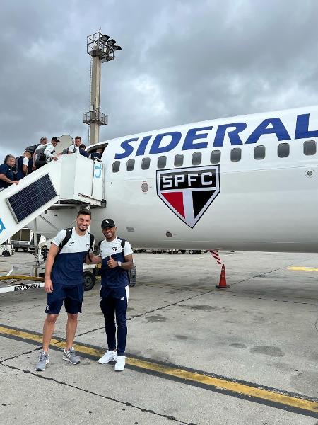 Rafael e Welinton posam em frente ao novo avião do São Paulo