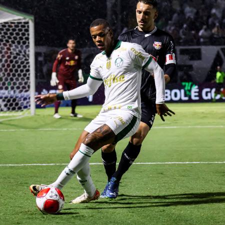 Caio Paulista, do Palmeiras, em ação durante jogo contra o Bragantino pelo Campeonato Paulista