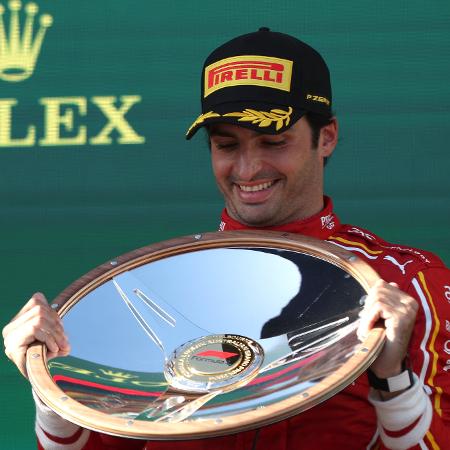 Carlos Sainz com a taça do GP da Austrália