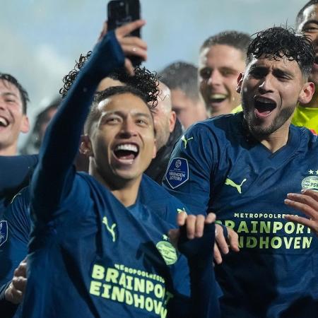 Mauro Júnior comemora vitória do PSV com os companheiros: campanha histórica