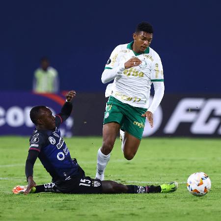 Luis Guilherme marcou seu primeiro gol no time principal do Palmeiras na partida contra o Independiente del Valle, em Quito - Franklin Jacome/Getty Images