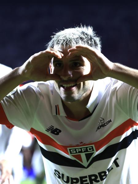 Calleri comemora gol marcado pelo São Paulo contra o Cruzeiro pelo Campeonato Brasileiro