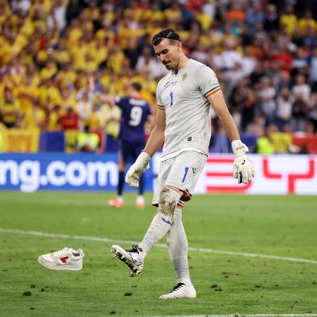 Goleiro Nita, da Romênia, chuta tênis após sofrer gol da Holanda na Eurocopa - Carl Recine/Getty Images
