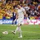 Euro: Torcedor atira tênis no gramado e atrapalha goleiro em lance de gol