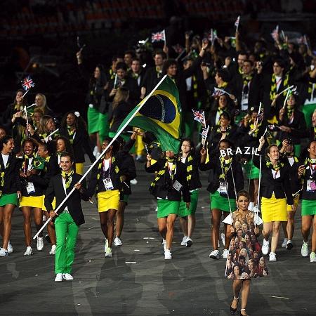 Rodrigo Pessoa, da equipe olímpica de hipismo, carrega a bandeira do Brasil durante a Cerimônia de Abertura dos Jogos Olímpicos de Londres 2012 no Estádio Olímpico