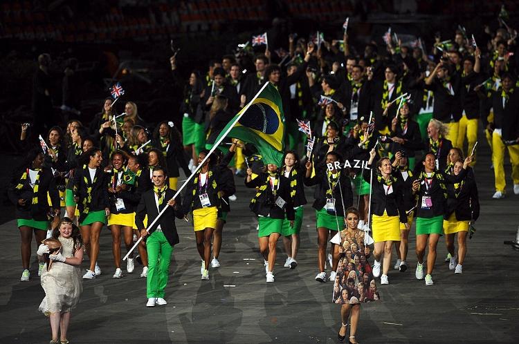 27 de julho de 2012: Rodrigo Pessoa, da equipe olímpica de hipismo, carrega a bandeira do Brasil durante a Cerimônia de Abertura dos Jogos Olímpicos de Londres 2012 no Estádio Olímpico