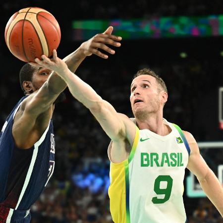 Kevin Durant (EUA) e Marcelinho Huertas (Brasil) nas quartas de final do basquete nas Olimpíadas