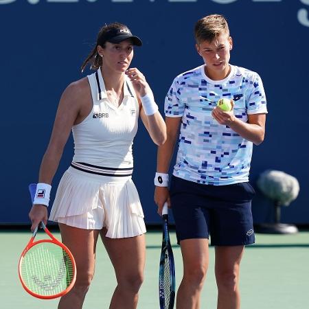 Luisa Stefani (esq.) e Demi Schuurs nas quartas de final do US Open de 2024