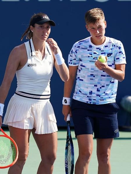 Luisa Stefani (esq.) e Demi Schuurs nas quartas de final do US Open de 2024