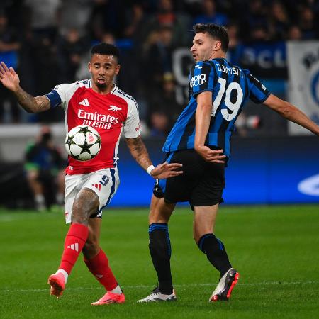 Gabriel Jesus e Djimsiti em ação durante jogo entre Arsenal e Atalanta pela Champions League