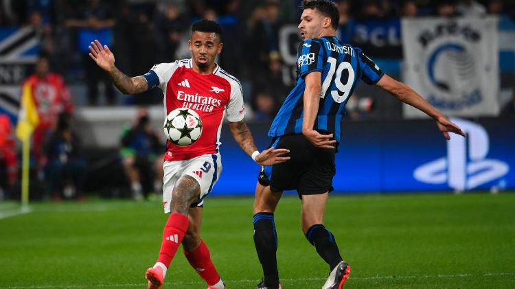 Gabriel Jesus e Djimsiti em ação durante jogo entre Arsenal e Atalanta pela Champions League