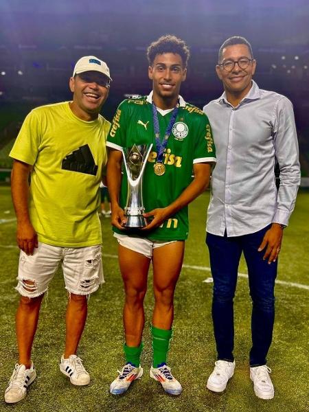 Alex Santos (pai de Luighi), Luighi e Gilberto Silva após o título do Brasileirão sub-20