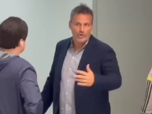 Provocação? Hernan explica luzes apagadas e som no vestiário do Flamengo