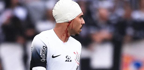 Torcedores do Corinthians reagem a jogadores com toucas de natação.