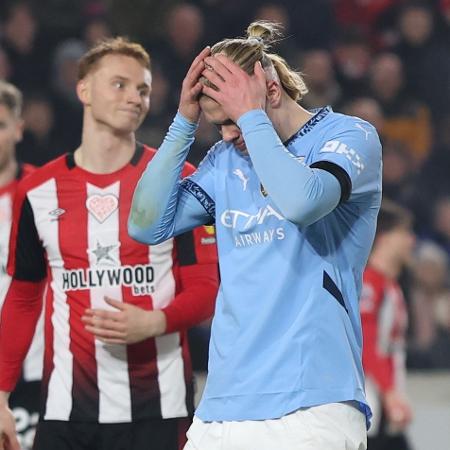 Haaland se lamenta durante Brentford x Manchester City, jogo do Campeonato Inglês - Alex Pantling/Getty Images