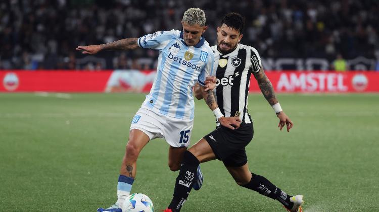 Alex Telles tenta desarmar Martirena durante Botafogo x Racing na final da Recopa Alex Telles tenta desarmar Martirena durante Botafogo x Racing na final da Recopa