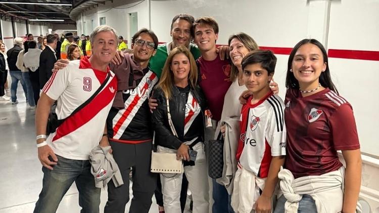 Giorgio Costantini e a família após a estreia pelo River Plate