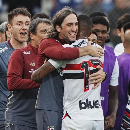 Luis Zubeldía, técnico do São Paulo, abraça André Silva após gol sobre o Alianza Lima - Reprodução / Instagram saopaulofc