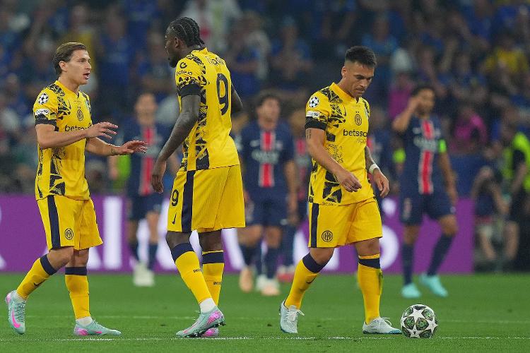 Jogadores da Inter de Milão se lamentam durante jogo contra o PSG, válido pela final da Champions League