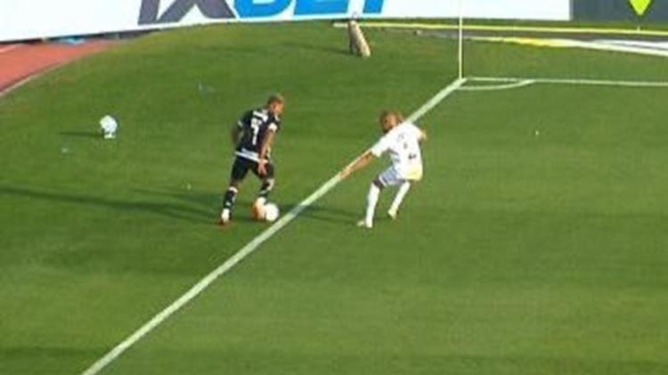 Imagem que gerou polmica em Santos x Vasco: a bola saiu ou no?