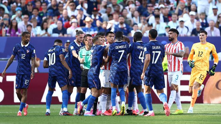 Confusão entre jogadores de Paraguai e França durante partida da Copa do Mundo