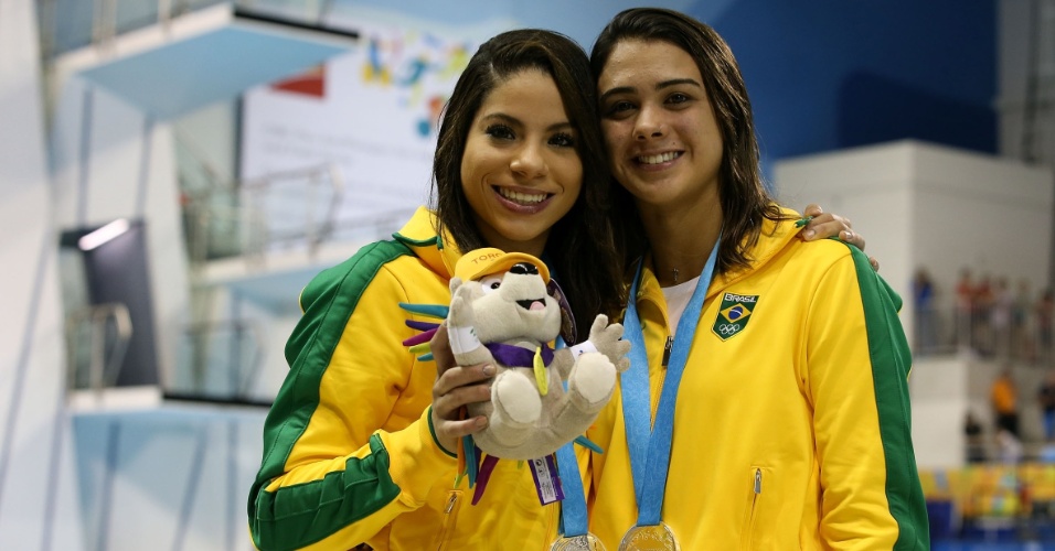 Ingrid de Oliveira exibe o mascote dos Jogos Pan-Americanos de Toronto ao lado de Giovanna Pedrosa e as medalhas de prata conquistadas nos saltos ornamentais sincronizados na plataforma de 10m