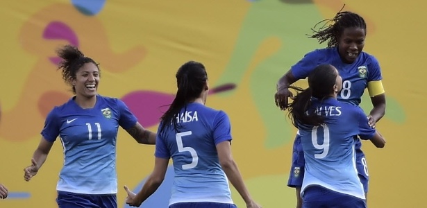 Brasileiras comemoram gol contra a Colômbia na final do futebol feminino