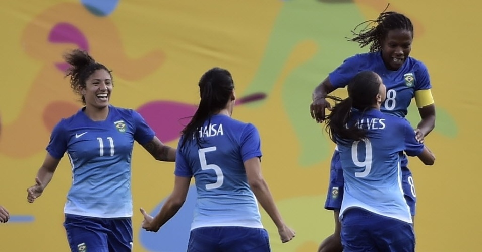 Brasileiras comemoram gol contra a Colômbia na final do futebol feminino