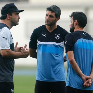 Uruguaios Bazallo e Navarro conversam com técnico Ricardo Gomes antes de treino do Botafogo - undefined