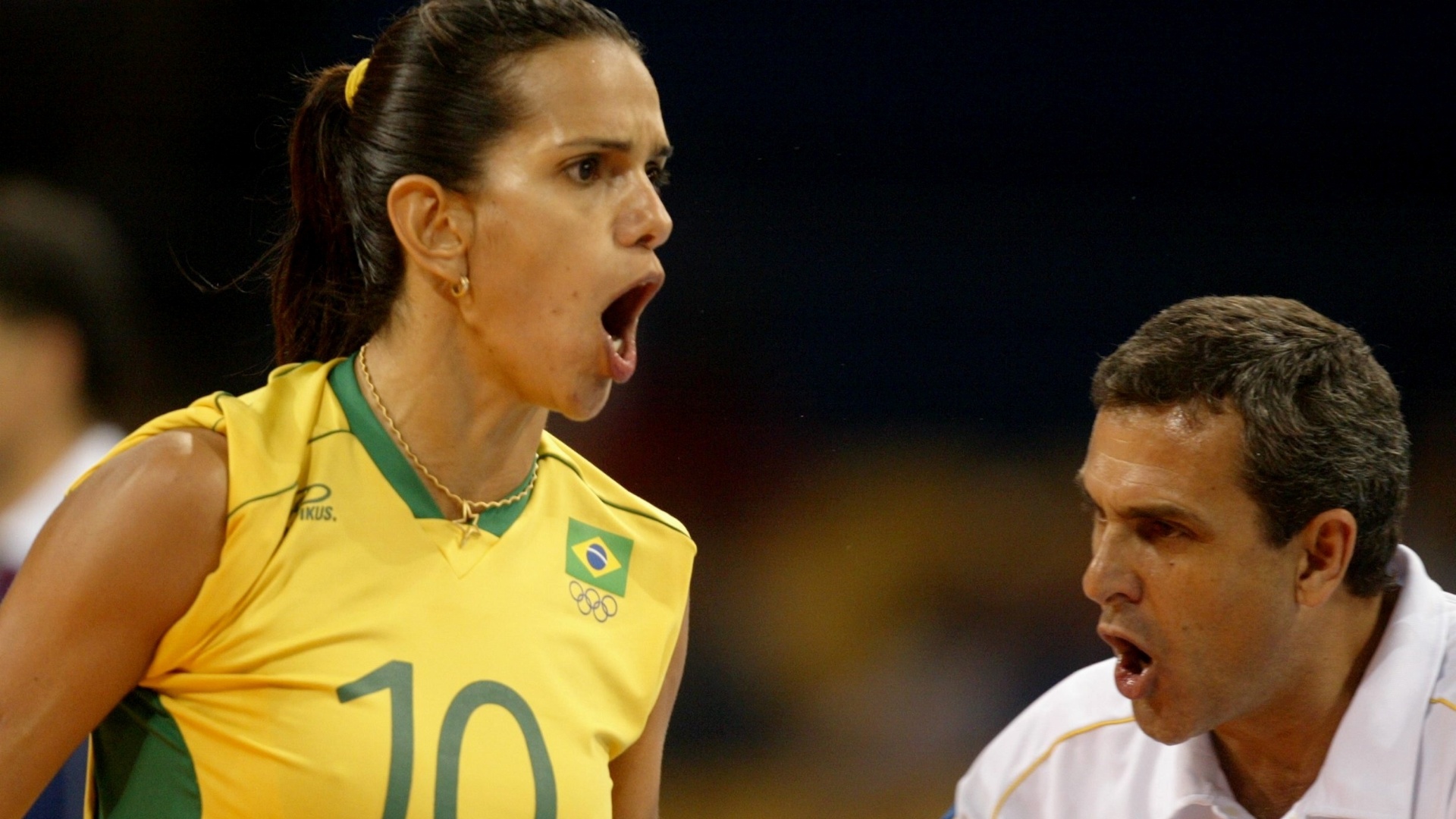 Virna vibra muito com a camisa da seleção brasileira na Olimpíada de 2004