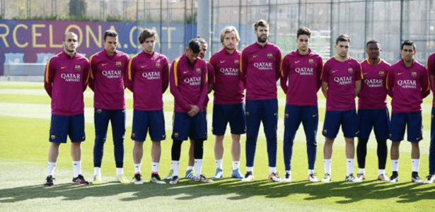 Neymar e os companheiros de Barça homenageiam Cruyff antes de treino - Miguel Ruiz/FCB