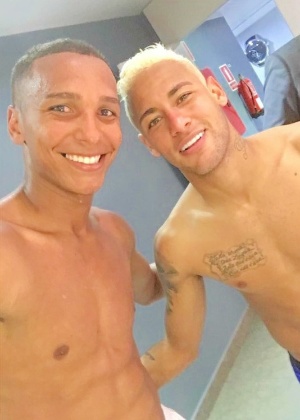 11.set.2016 - Herói do Alavés em jogo contra o Barcelona, brasileiro Deyverson comemorou com foto com Neymar no vestiário do Camp Nou - Reprodução / Facebook - Reprodução / Facebook