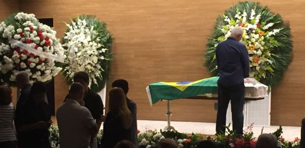 Roberto Dinamite faz oração junto ao caixão de Carlos Alberto Torres - Pedro Ivo Almeida/UOL