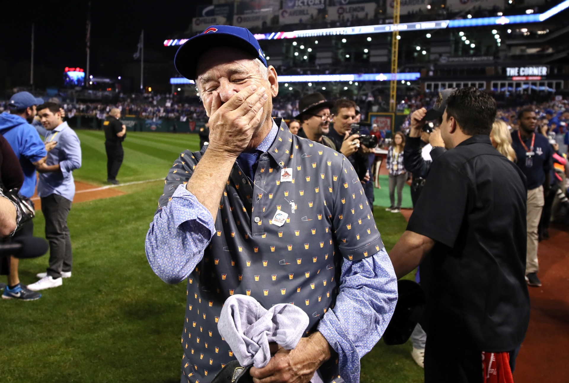 Ator Bill Murray chora com o primeiro título do Chicago Cubs em mais de 200 anos no beisebol dos EUA - Ezra Shaw/Getty Images