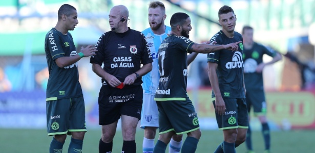 Heber Roberto Lopes expulsou dois jogadores no primeiro jogo da final catarinense - Cristiano Andujar/AGIF