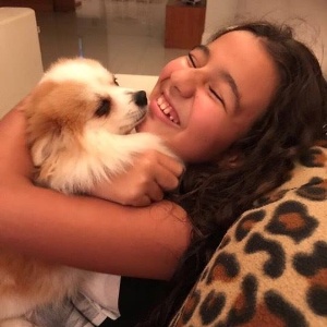 Giulia, filha do atacante Roger do Botafogo, brinca com cachorro - Arquivo pessoal - Arquivo pessoal