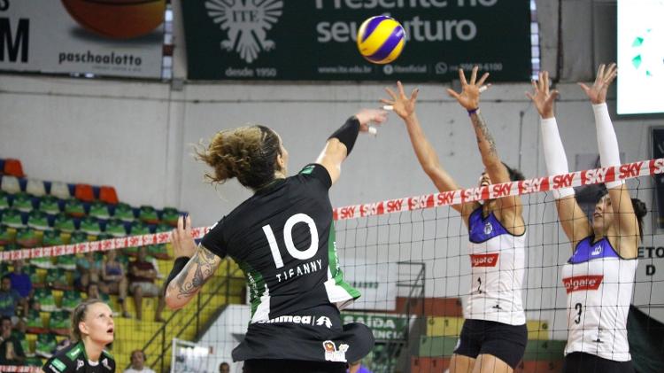 Tifanny ataca bola - Neide Carlos/Vôlei Bauru - Neide Carlos/Vôlei Bauru