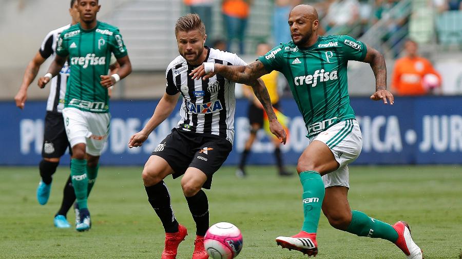 Sasha e Felipe Melo disputam bola em clássico do ano passado entre Palmeiras e Santos - Daniel Vorley/AGIF