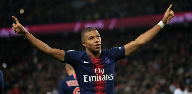 Mbappé comemora um de seus quatro gols em PSG x Lyon - Gonzalo Fuentes/Reuters - Gonzalo Fuentes/Reuters