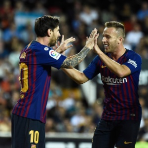 Messi e Arthur - JOSE JORDAN / AFP - JOSE JORDAN / AFP