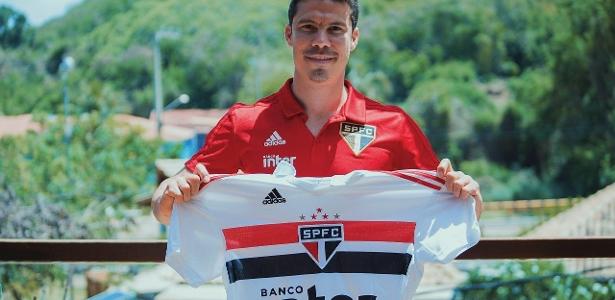 Hernanes segura camisa do São Paulo após ser anunciado como reforço - Divulgação/São PauloFC