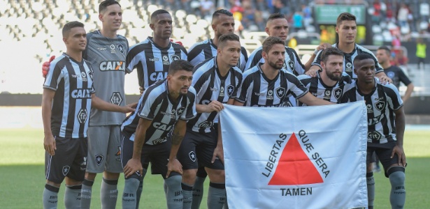 Botafogo posou com bandeira do estado de Minas Gerais em apoio às vítimas de Brumadinho - Thiago Ribeiro/AGIF
